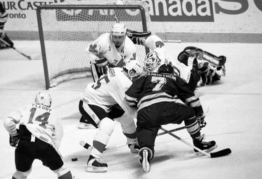 Tomas Sandström, Sverige och Larry Murphy i kamp om pucken
