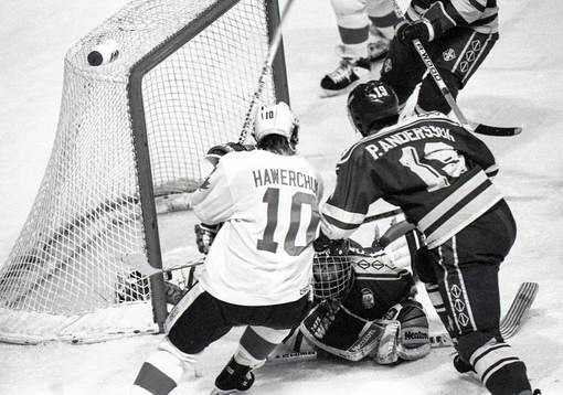 Peter Andersson håller undan Dale Hawerchuck framför