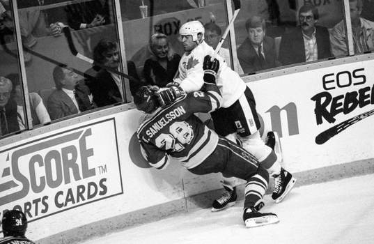 Mark Messier, Kanada kör över Kjell Samuelsson