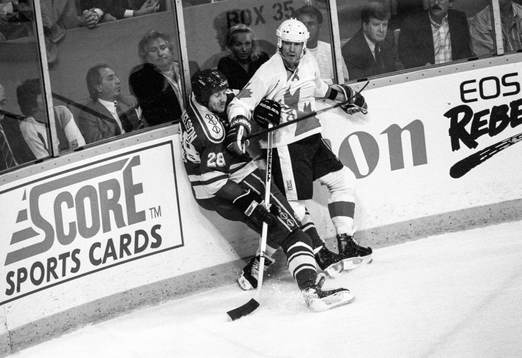 Mark Messier, Kanada kör över Kjell Samuelsson