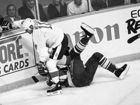 Mark Messier, Kanada kör över Kjell Samuelsson