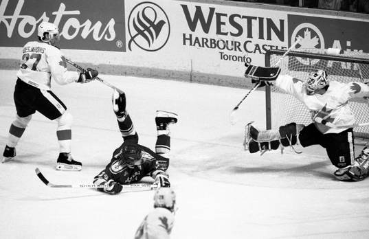 Peter Andersson framför kanadas målvakt Bill Ranford