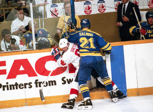 Börje Salming trycker till Wayne Gretzky