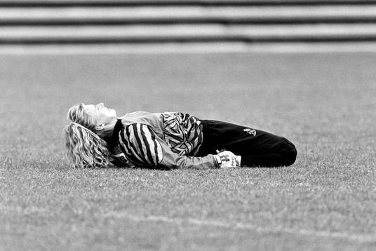 Marja Aaltonen, målvakt i Djurgården stretchar