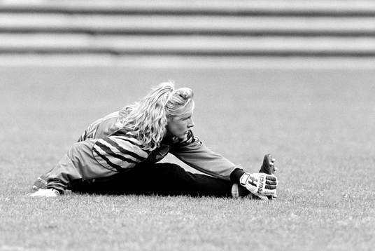 Marja Aaltonen, målvakt i Djurgården stretchar