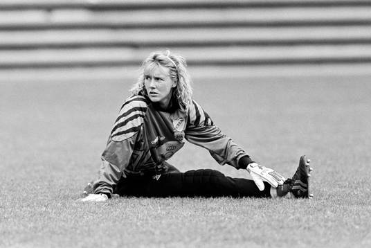 Marja Aaltonen, målvakt i Djurgården stretchar