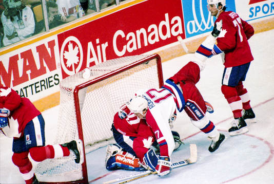 Ed Olzyk, USA flyger över kanadas målvakt
