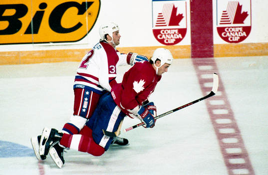 Kevin Miller, USA tacklar Eric Lindros bakifrån