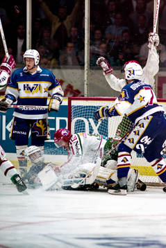 Jubel i Frölunda, HV71:s målvakt Peter Åslin på rygg