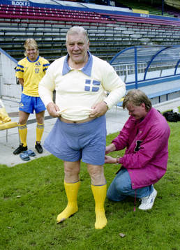 Gunnar Nordahl får hjälp av fotograf Peter Krüger. I