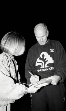 Tommy Svensson, förbundskapten skriver autograf
