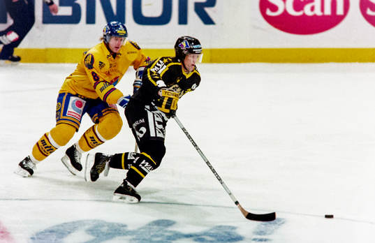 Börje Salming, AIK med pucken jagas av djurgårdens