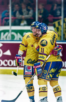 Jubel i djurgården. Till höger Jens Öhling