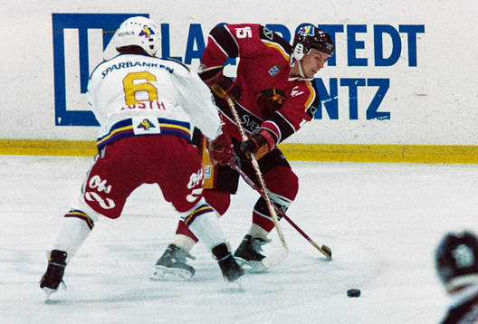 Pauli Järvinen, Luleå med pucken uppvaktas av malmös