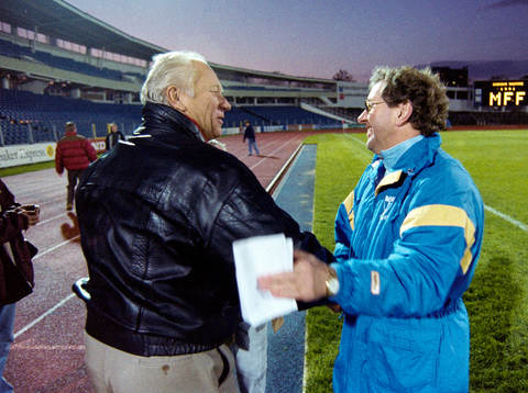 Hans Cavalli-Björkman gratulerar Ulf Bergquist, tränar i
