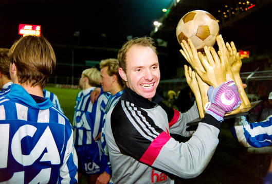Thomas Ravelli, målvakt i Göteborg jublar med pokalen
