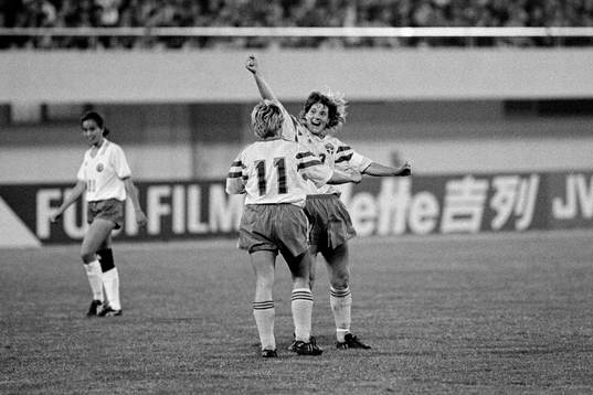 Pia Sundhage och Anneli Andelen, Sverige, jublar