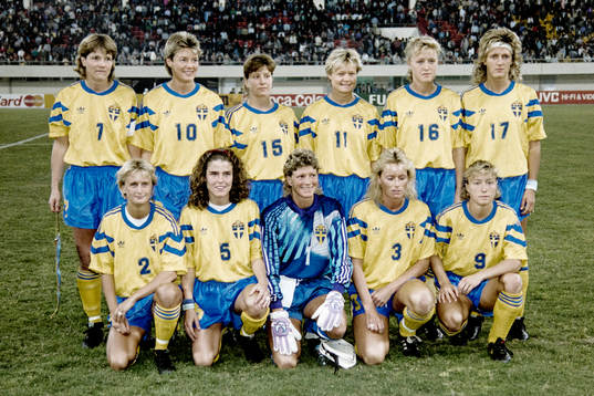Sveriges lagbild bakre fr.v. Pia Sundhage, Lena Videkull,