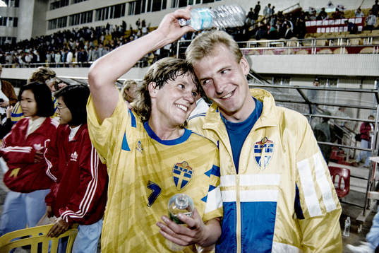 Pia Sundhage och Håkan Pernhede, Sverige jublar