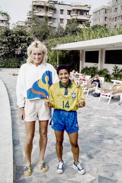 Annelie Hansson med brasiliens kortaste spelare