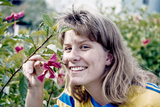 Helen Nilsson luktar på blommorna