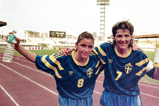 Sveriges målskyttar Susanne Hedberg och Pia Sundhage,
