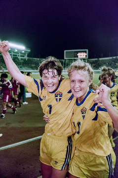 Pia Sundhage och Ingrid Johansson, Sverige jublar