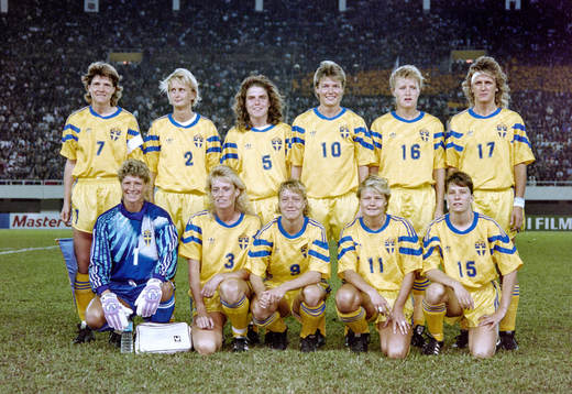 Sveriges startelva, bakre fr.v. Pia Sundhage, Malin