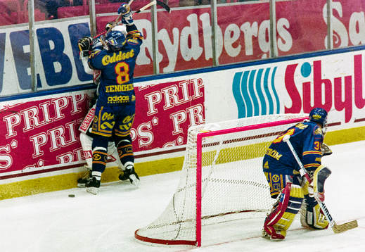 Kenneth Kennholt trycker upp en brynässpelare i sargen