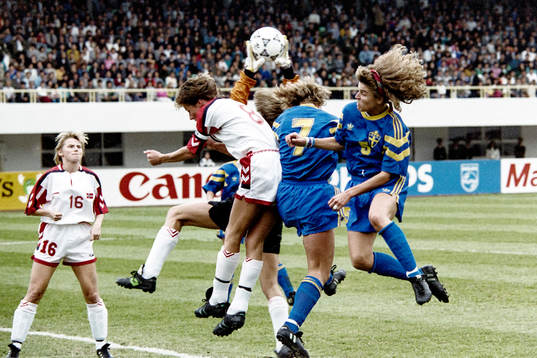 Eva Zeikfalvy och Pia Sundhage framför