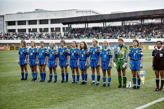 Sverige står uppställda innan matchstart fr.v. Marie