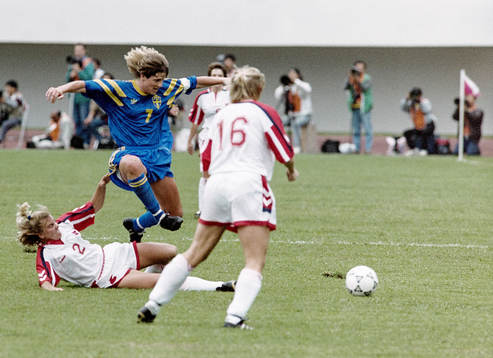 Tone Haugen, Norge glidtacklar Pia Sundhage, Sverige