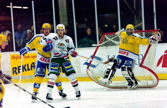 Michael Hjälm, Rögle framför Peter Fry, målvakt i