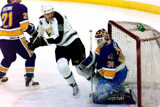 Mark Tinordi, Minnesota framför Curtis Joseph, målvakt i