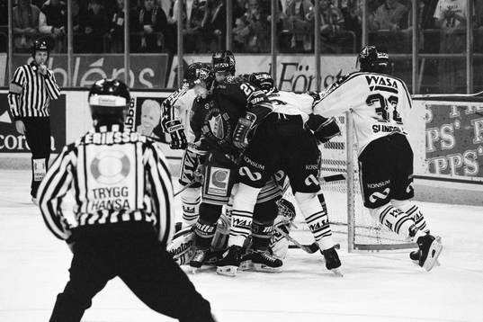 Trångt framför Sam Lindståhl, målvakt I AIK