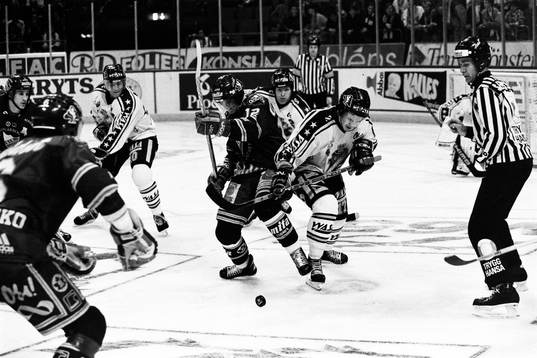 Nr 12 i Djurgården Peter Nilsson i kamp om pucken
