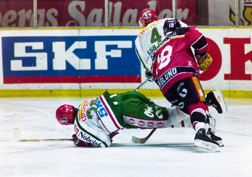Luleås Thomas Berglund kör över en frölundaspelare