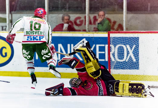 Frölundas Serge Boisvert fri med luleås målvakt Erik