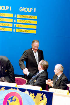 Nils Liedholm hälsar på Lennart Johansson, Uefa