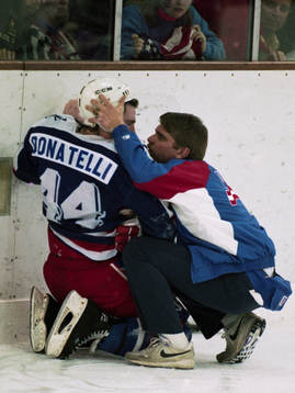 Clark Donatelli, USA har fått en smäll och plåstras om