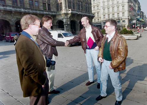 Roger Ljung hälsar på supporters i Wien