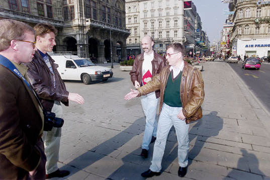 Roger Ljung hälsar på supporters i Wien