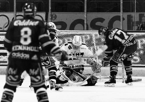 Djurgårdens Ola Jodefsson framför Peter Lindmark,