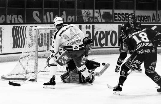 Malmös Roger Hansson framför djurgårdens målvakt Tommy