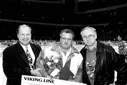 Lasse Falk, Djurgården uppvaktas av Jan Kårström, Viking