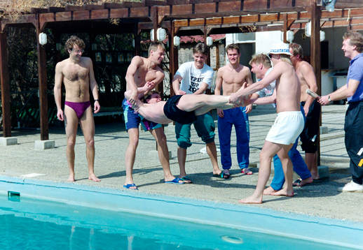 Lek vid poolen