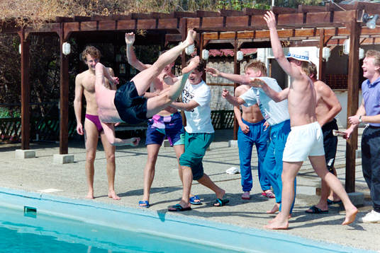 Lek vid poolen
