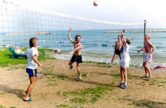 Anders Karlsson spelar volleyboll på stranden