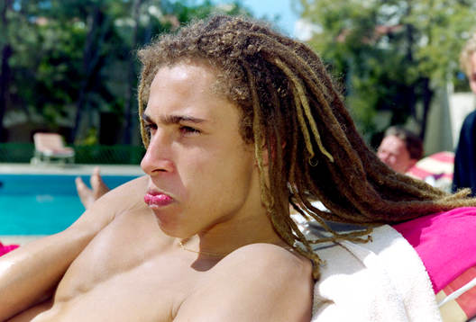 Henrik Larsson vilar vid poolen