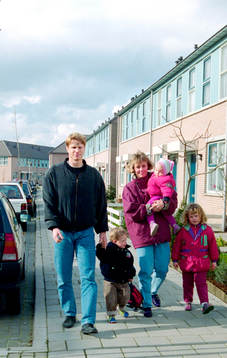 En skadad Stefan Pettersson med familjen på stan